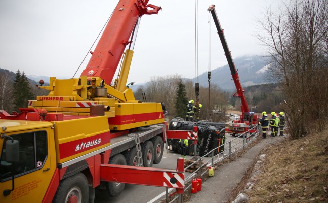 Bergung eines umgestürzten LKWs auf der Almseestraße in Scharnstein gestaltete sich schwierig