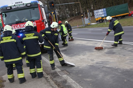 Feuerwehr nach Auffahrunfall auf der Pyhrnpass Straße bei Sattledt im Einsatz