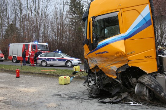 Schwerer Verkehrsunfall auf der Pyhrnpass Straße in Schlierbach fordert acht Verletzte