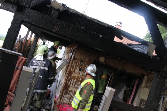 Feuerwehr verhindert Übergreifen eines Brandes auf Wohnhaus