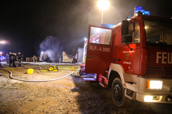 Verkaufsanhänger und Kleintransporter bei Bauernhof in Rottenbach in Flammen aufgegangen