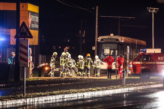 Auto auf Bahnbergang in Vorchdorf von nagelneuer Lokalbahngarnitur erfasst