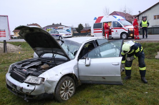 Schwerer Verkehrsunfall auf der Wallerner Straße in Scharten fordert drei Verletzte