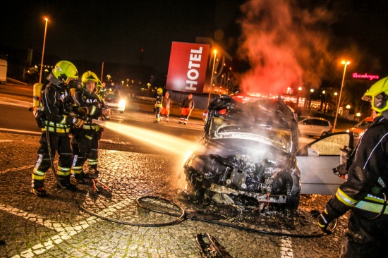 PKW auf Autobahnrastplatz in Ansfelden in Flammen aufgegangen