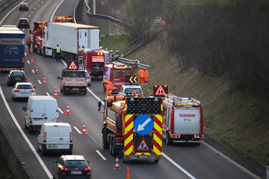 Größerer Dieselaustritt nach LKW-Unfall auf der Innkreisautobahn in Pichl bei Wels