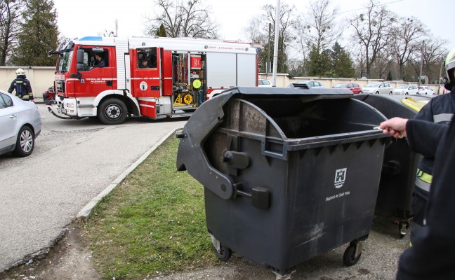 Feuerwehr bei Containerbrand in Wels-Neustadt im Einsatz