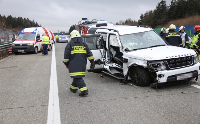 Beifahrerin bei Verkehrsunfall auf der Westautobahn in Sattledt schwer verletzt
