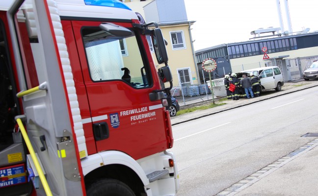 Rauchentwicklung aus dem Armaturenbrett eines Fahrzeuges in Wels-Vogelweide