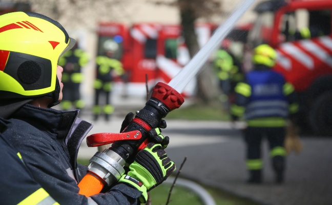 Große Einsatzübung der Feuerwehr beim Schloss Almegg in Steinerkirchen an der Traun