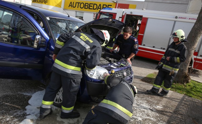 Feuerwehr bei PKW-Brand auf Parkplatz in Wels im Einsatz