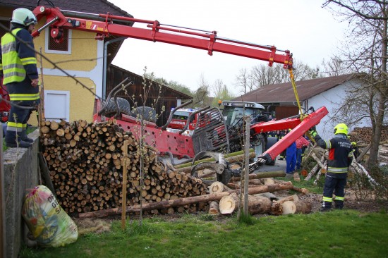 Umgestürzter Holzrückeanhänger in Holzhausen durch Feuerwehr wieder aufgestellt