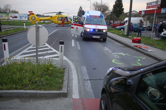 Notarzthubschrauber nach Verkehrsunfall mit Moped in Hörsching im Einsatz