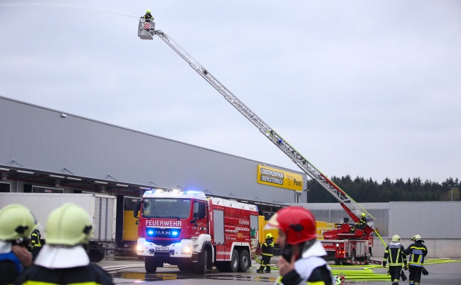 Spannende Einsatzübung der Feuerwehr im Post-Logistikzentrum in Allhaming
