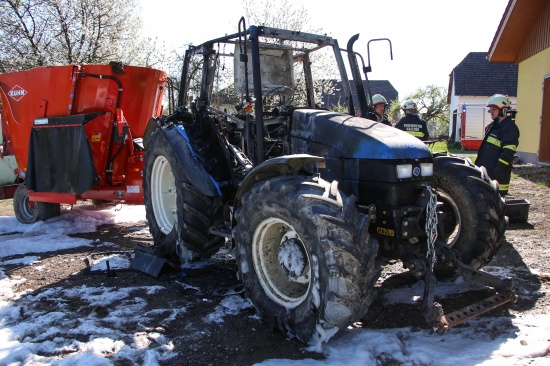 Größerer Schaden bei Traktorbrand in Hartkirchen erfolgreich verhindert