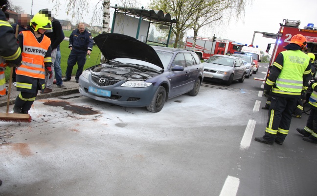 Feuerwehr bei Brand im Motorraum eines PKW in Marchtrenk im Einsatz