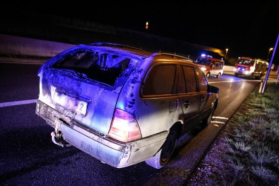 Feuerwehr bei PKW-Brand auf der Westautobahn in Eberstalzell im Einsatz