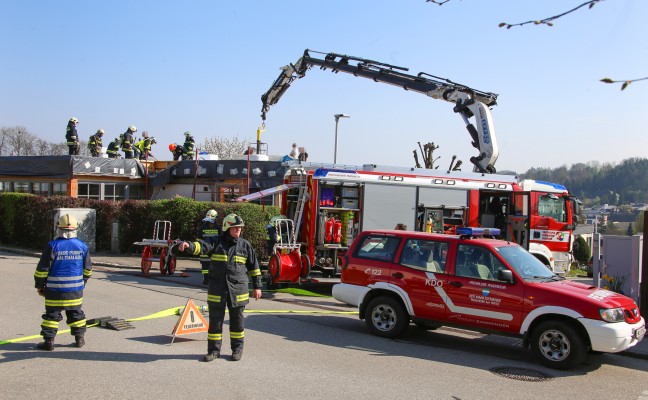 Dämmmaterial bei Bauarbeiten am Dach eines Hauses in Thalheim bei Wels in Brand geraten
