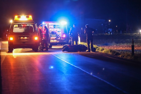 Rettungsdienst und Notarzt nach Mopedunfall in Gunskirchen im Einsatz