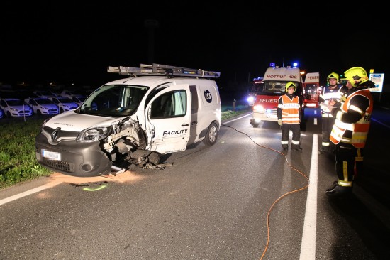 Weitlufige Unfallstelle nach nchtlichem Crash auf der Wiener Strae in Marchtrenk