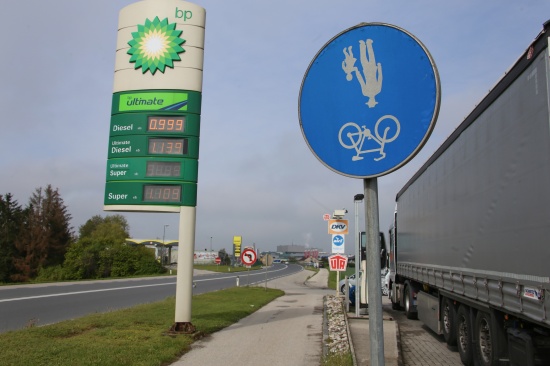 Geh- und Radweg-Verkehrszeichen in Marchtrenk stehen Kopf