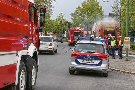 Ladung eines Müllfahrzeuges in Wels-Lichtenegg begann zu brennen