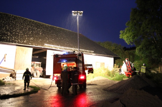Feuerwehr nach Blitzeinschlag bei Bauernhof im Einsatz