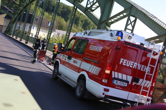 Mopedlenkerin kam durch Ölspur auf der "alten Traunbrücke" zu Sturz