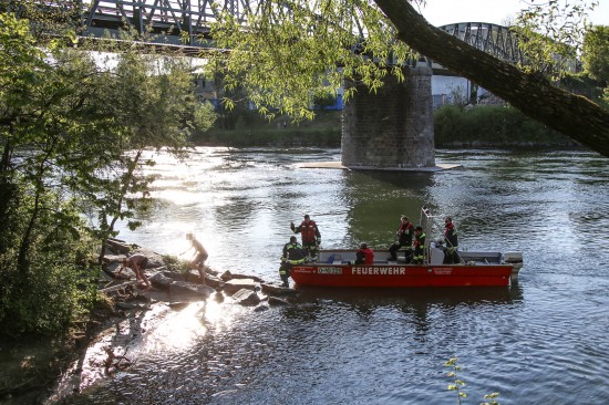 Feuerwehr rettet zwei erschöpfte Jugendliche mittels Boot aus der Traun