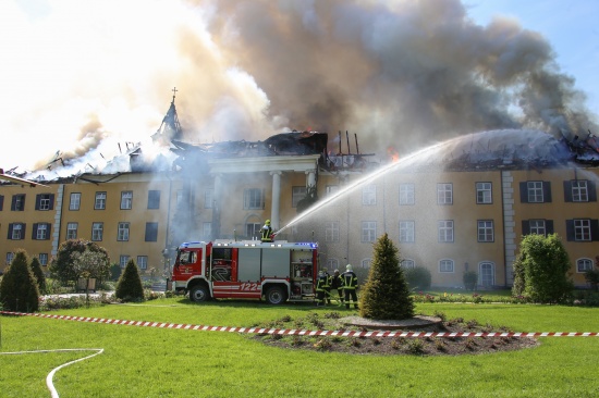Grobrand im Schloss Ebenzweier in Altmnster durch weggeworfene Zigarette ausgelst