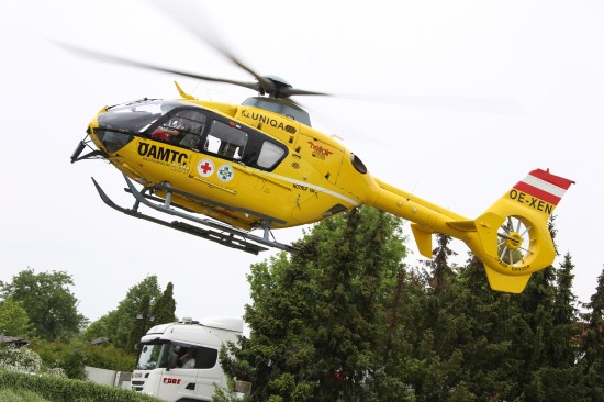 Notarzthubschrauber bei internem Notfall in Wels-Pernau im Einsatz