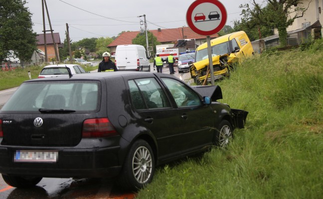 Frontalcrash auf der Eferdinger Straße in Fraham fordert zwei Verletzte