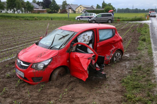PKW-Lenkerin bei Verkehrsunfall in Desselbrunn im Fahrzeug eingeklemmt