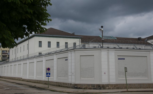 Gefngnisinsassin der Justizanstalt Wels zndete sich an