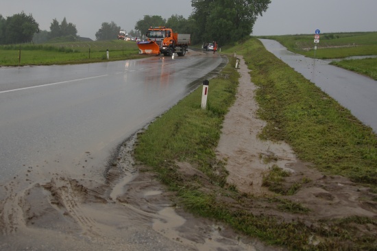 Starke Regenfälle sorgten für Überflutungen und vermurte Straßen