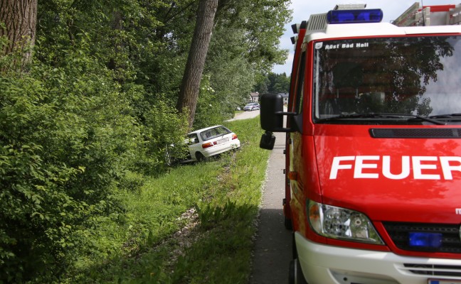 PKW-Lenkerin in Bad Hall von der Voralpenstrae abgekommen und gegen Baum gekracht