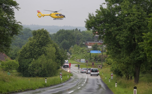 Frau auf Bahnübergang in Prambachkirchen von Lokalbahn erfasst