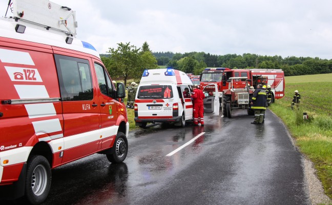 Lenker bei Verkehrsunfall in Niederthalheim unter umgestürztem Traktor eingeklemmt