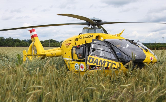 Notarzthubschrauber nach schwerem Arbeitsunfall in Wels im Einsatz