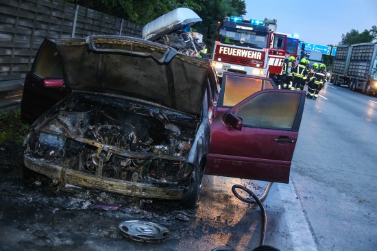 Fahrzeug auf der Westautobahn bei Ansfelden ausgebrannt