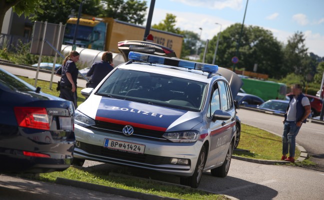 Grerer Polizeieinsatz auf Parkplatz eines Einkaufszentrums in Wels
