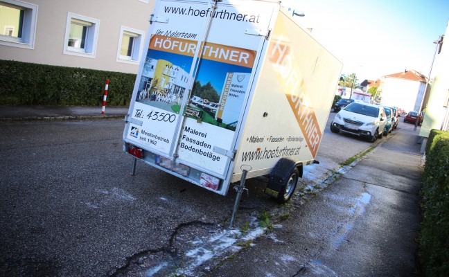 Farbe bei Verkehrsunfall mit abgestelltem Anhnger in Wels-Vogelweide ausgetreten