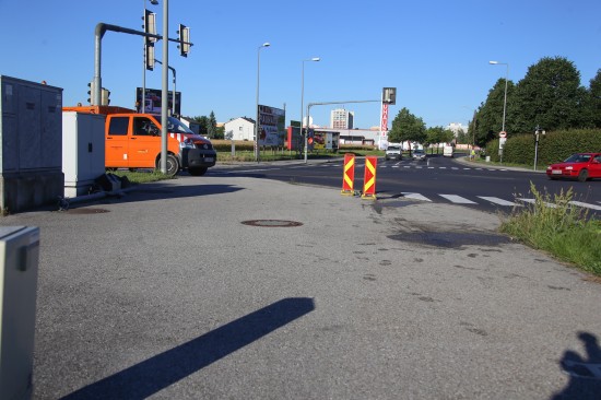 Verkehrslichtsignalanlage bei Verkehrsunfall in Wels-Neustadt beschädigt