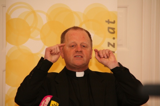Bischof Ludwig Schwarz stellt Weihbischof Wagner vor