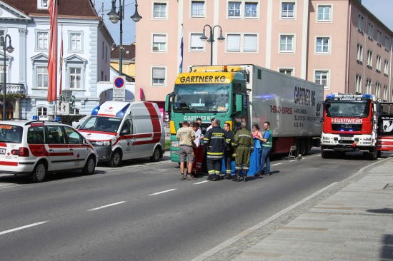 Fußgänger (80) in Lambach von LKW überrollt und getötet