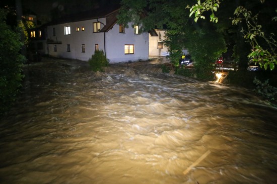 Personen bei schweren berflutungen in Bad Wimsbach-Neydharting aus Husern gerettet
