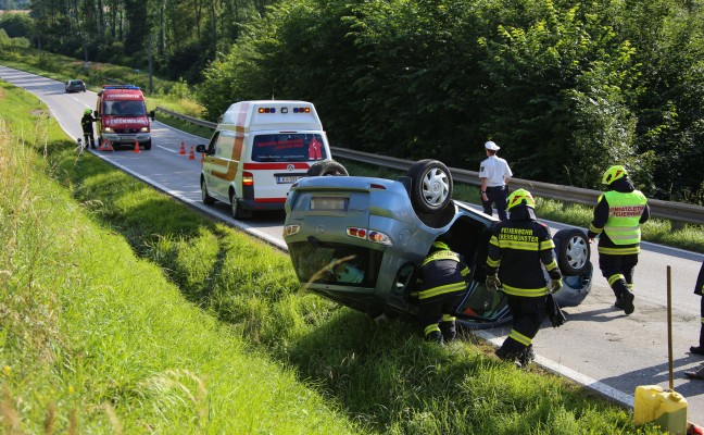 PKW bei Verkehrsunfall auf der Schlierbacher Strae in Kremsmnster berschlagen