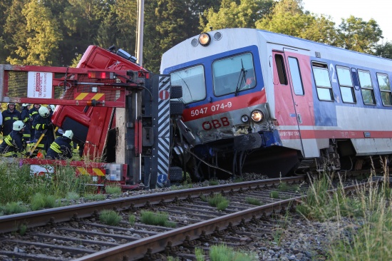 Sieben Verletzte bei Kollision zwischen Regionalzug und LKW in Sattledt