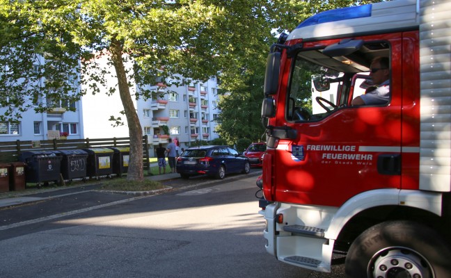 Rauchentwicklung durch verbranntes Grillgut auf Balkon in Wels-Lichtenegg