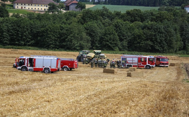 Drei Feuerwehren bei Brand einer Strohpresse in Sipbachzell im Einsatz