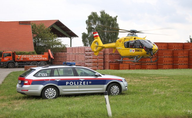 Notarzthubschrauber nach schwerem Arbeitsunfall in Neuhofen an der Krems im Einsatz